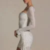 Robe courte drapée à col bénitier ornée Marilla en blanc