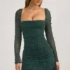 Robe courte drapée à col bénitier ornée Tivoli, vert émeraude Robe courte drapée à col bénitier ornée Tivoli, vert émeraude