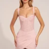 Robe courte drapée à corset Reeva en rose poudré Robe courte drapée à corset Reeva en rose poudré