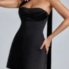 Robe courte drapée à dos nu en satin noir Anastasia Robe courte drapée à dos nu en satin noir Anastasia