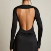 Robe courte drapée à dos nu et coupe trapèze Darana, en noir Robe courte drapée à dos nu et coupe trapèze Darana, en noir