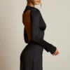 Robe courte drapée à dos nu et coupe trapèze Darana, en noir Robe courte drapée à dos nu et coupe trapèze Darana, en noir