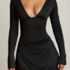 Robe courte drapée à dos nu et coupe trapèze Darana, en noir Robe courte drapée à dos nu et coupe trapèze Darana, en noir