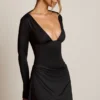 Robe courte drapée à dos nu et coupe trapèze Darana, en noir Robe courte drapée à dos nu et coupe trapèze Darana, en noir