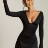 Robe courte drapée à dos nu et coupe trapèze Darana, en noir Robe courte drapée à dos nu et coupe trapèze Darana, en noir