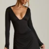 Robe courte drapée à dos nu et coupe trapèze Darana, en noir Robe courte drapée à dos nu et coupe trapèze Darana, en noir