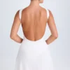 Robe courte drapée à dos nu Shirin en blanc