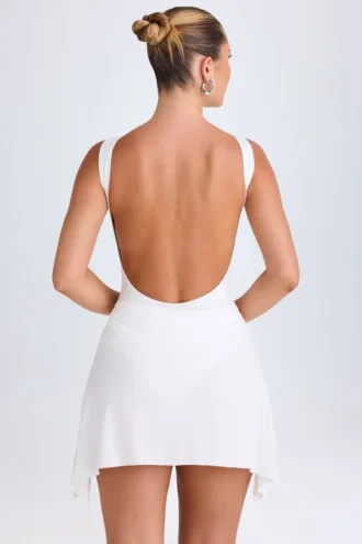 Robe courte drapée à dos nu Shirin en blanc