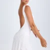 Robe courte drapée à dos nu Shirin en blanc