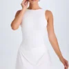 Robe courte drapée à dos nu Shirin en blanc