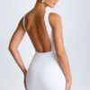 Robe courte drapée à dos nu Valetta en blanc