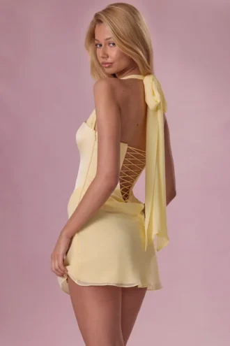 Robe courte drapée en satin Nola, couleur jaune beurre