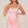 Robe courte drapée à lacets Lia en rose poudré Robe courte drapée à lacets Lia en rose poudré