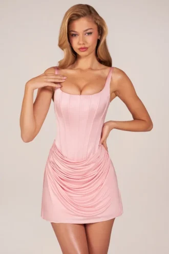 Robe courte drapée à lacets Lia en rose poudré