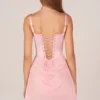 Robe courte drapée à lacets Lia en rose poudré Robe courte drapée à lacets Lia en rose poudré