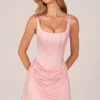 Robe courte drapée à lacets Lia en rose poudré Robe courte drapée à lacets Lia en rose poudré