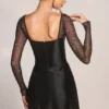 Robe courte drapée à manches longues Clemmie en noir Robe courte drapée à manches longues Clemmie en noir