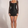 Robe courte drapée à manches longues Clemmie en noir Robe courte drapée à manches longues Clemmie en noir