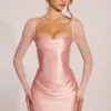 Robe courte drapée à manches longues Clemmie en rose poudré Robe courte drapée à manches longues Clemmie en rose poudré