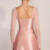 Robe courte drapée à manches longues Clemmie en rose poudré Robe courte drapée à manches longues Clemmie en rose poudré