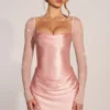 Robe courte drapée à manches longues Clemmie en rose poudré Robe courte drapée à manches longues Clemmie en rose poudré