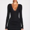 Robe courte drapée à manches longues en modal côtelé Elona, couleur noire Robe courte drapée à manches longues en modal côtelé Elona, couleur noire