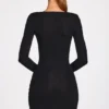 Robe courte drapée à manches longues en modal côtelé Elona, couleur noire Robe courte drapée à manches longues en modal côtelé Elona, couleur noire