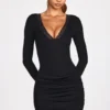Robe courte drapée à manches longues en modal côtelé Elona, couleur noire Robe courte drapée à manches longues en modal côtelé Elona, couleur noire