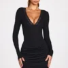Robe courte drapée à manches longues en modal côtelé Elona, couleur noire Robe courte drapée à manches longues en modal côtelé Elona, couleur noire