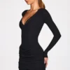 Robe courte drapée à manches longues en modal côtelé Elona, couleur noire Robe courte drapée à manches longues en modal côtelé Elona, couleur noire