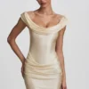 Robe courte drapée à épaules dénudées en satin Maeve, couleur ivoire Robe courte drapée à épaules dénudées en satin Maeve, couleur ivoire