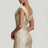 Robe courte drapée à épaules dénudées en satin Maeve, couleur ivoire Robe courte drapée à épaules dénudées en satin Maeve, couleur ivoire
