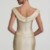 Robe courte drapée à épaules dénudées en satin Maeve, couleur ivoire Robe courte drapée à épaules dénudées en satin Maeve, couleur ivoire