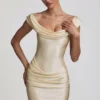 Robe courte drapée à épaules dénudées en satin Maeve, couleur ivoire Robe courte drapée à épaules dénudées en satin Maeve, couleur ivoire