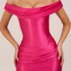 Robe courte drapée à épaules dénudées en satin Maeve, rose vif Robe courte drapée à épaules dénudées en satin Maeve, rose vif