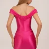 Robe courte drapée à épaules dénudées en satin Maeve, rose vif Robe courte drapée à épaules dénudées en satin Maeve, rose vif