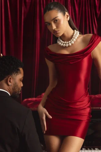 Robe courte drapée à épaules dénudées en satin Maeve, rouge vif