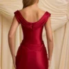 Robe courte drapée à épaules dénudées en satin Maeve, rouge vif Robe courte drapée à épaules dénudées en satin Maeve, rouge vif
