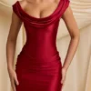 Robe courte drapée à épaules dénudées en satin Maeve, rouge vif Robe courte drapée à épaules dénudées en satin Maeve, rouge vif