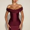 Robe courte drapée à épaules dénudées Maeve en satin rouge vin Robe courte drapée à épaules dénudées Maeve en satin rouge vin