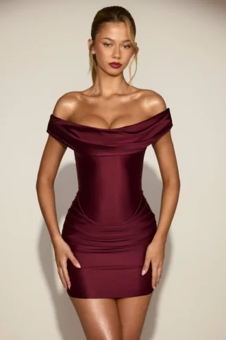 Robe courte drapée à épaules dénudées Maeve en satin rouge vin