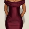Robe courte drapée à épaules dénudées Maeve en satin rouge vin Robe courte drapée à épaules dénudées Maeve en satin rouge vin