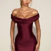 Robe courte drapée à épaules dénudées Maeve en satin rouge vin Robe courte drapée à épaules dénudées Maeve en satin rouge vin