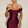 Robe courte drapée à épaules dénudées Maeve en satin rouge vin Robe courte drapée à épaules dénudées Maeve en satin rouge vin