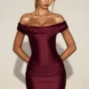 Robe courte drapée à épaules dénudées Maeve en satin rouge vin Robe courte drapée à épaules dénudées Maeve en satin rouge vin