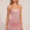 Robe courte drapée sans bretelles Mellie à volants, couleur rose poudré Robe courte drapée sans bretelles Mellie à volants, couleur rose poudré