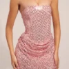 Robe courte drapée sans bretelles Mellie à volants, couleur rose poudré Robe courte drapée sans bretelles Mellie à volants, couleur rose poudré