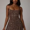Robe courte Durrani transparente à encolure dégagée et ornements, couleur cacao foncé Robe courte Durrani transparente à encolure dégagée et ornements, couleur cacao foncé