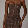 Robe courte Durrani transparente à encolure dégagée et ornements, couleur cacao foncé Robe courte Durrani transparente à encolure dégagée et ornements, couleur cacao foncé