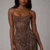 Robe courte Durrani transparente à encolure dégagée et ornements, couleur cacao foncé Robe courte Durrani transparente à encolure dégagée et ornements, couleur cacao foncé